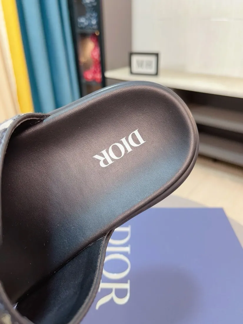 Men's Men's Shoes 💰320🌸🌸Dior Aqua Men's Sandals Slippers. Showcasing Dior haute couture design. The Dior gray suede strap is accented with an aluminum Dior buckle for added style. Paired with a comfortable tonal notch sole, they pair easily with shorts or jeans for a sophisticated look. Main body: suede cow leather, technical fabric lining: cow leather, with adjustable straps, aluminum Dior buckle, Dior gray EVA insole, tonal notch rubber outsole splicing structure👌👌size: 38-44 (45.46 customized)
